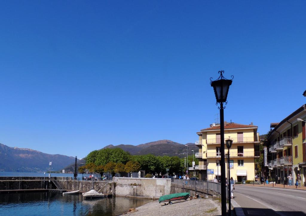 Hotel Del Pesce Luino Exterior foto